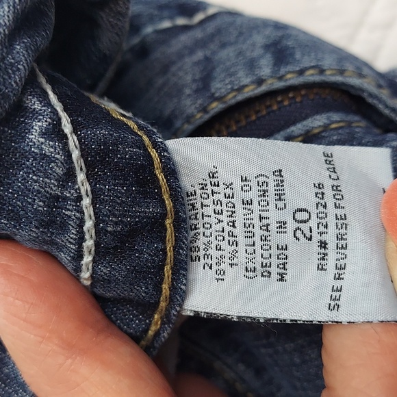 โข Wallflower Stretchy Distressed Cropped Capri Jeans, Medium Blue Wash. Size 20 - Picture 6 of 10